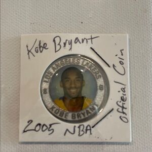 2005 Hardwood Heroes Kobe Bryant Official NBA Coin